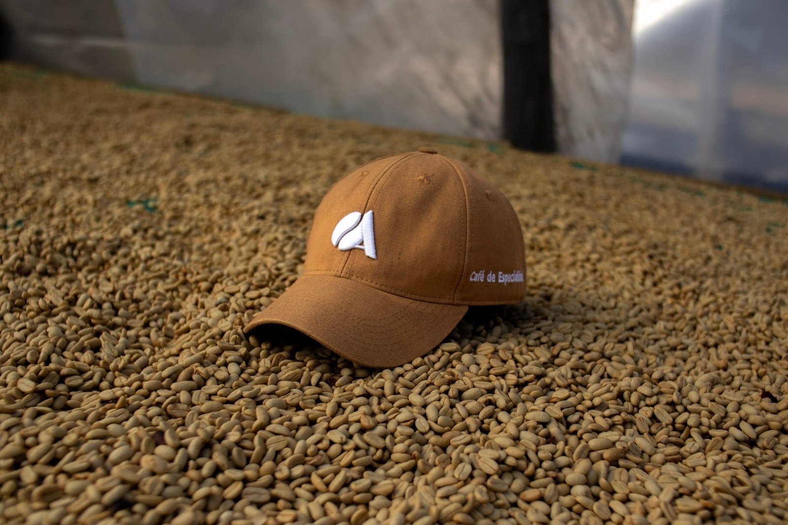 Un gorro de Antaqa sobre granos de café verde recién secados