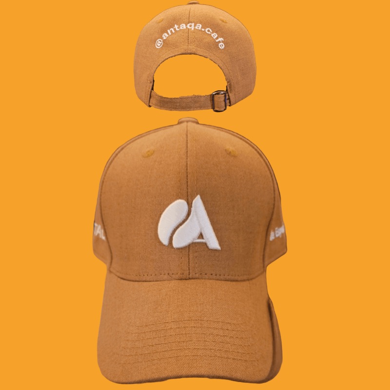 Gorro color café con la A de Antaqa