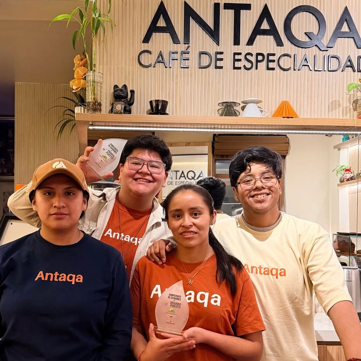 El equipo de Antaqa con sus polos naranjas en la barra